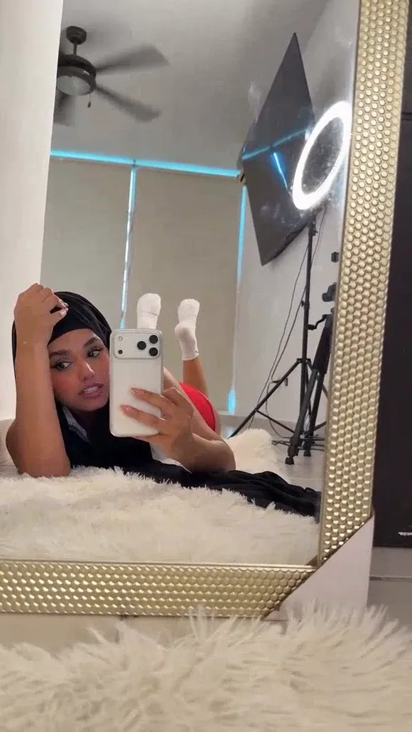 Zelal Mirror Selfie On Bed OnlyFans Video Leaked
