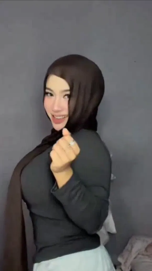 Zelal Hijab Pose With Finger Heart OnlyFans Video Leaked