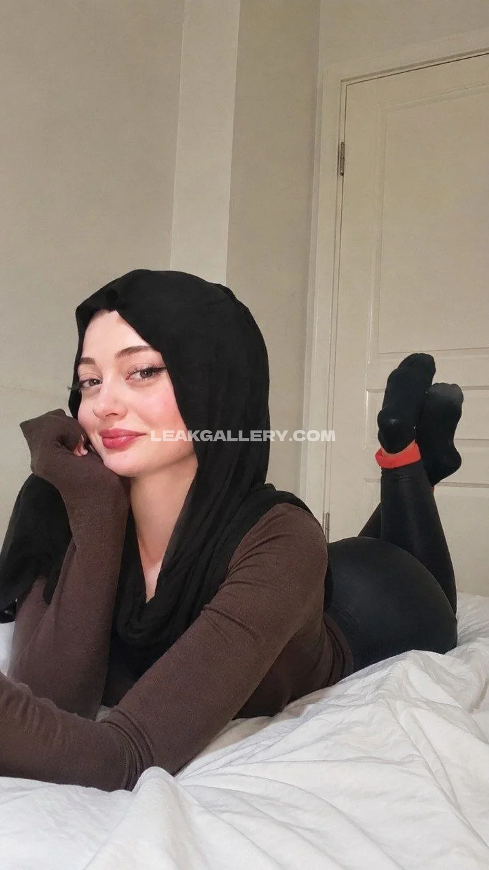 Zelal Bed Pose In Leggings OnlyFans Photo Leaked