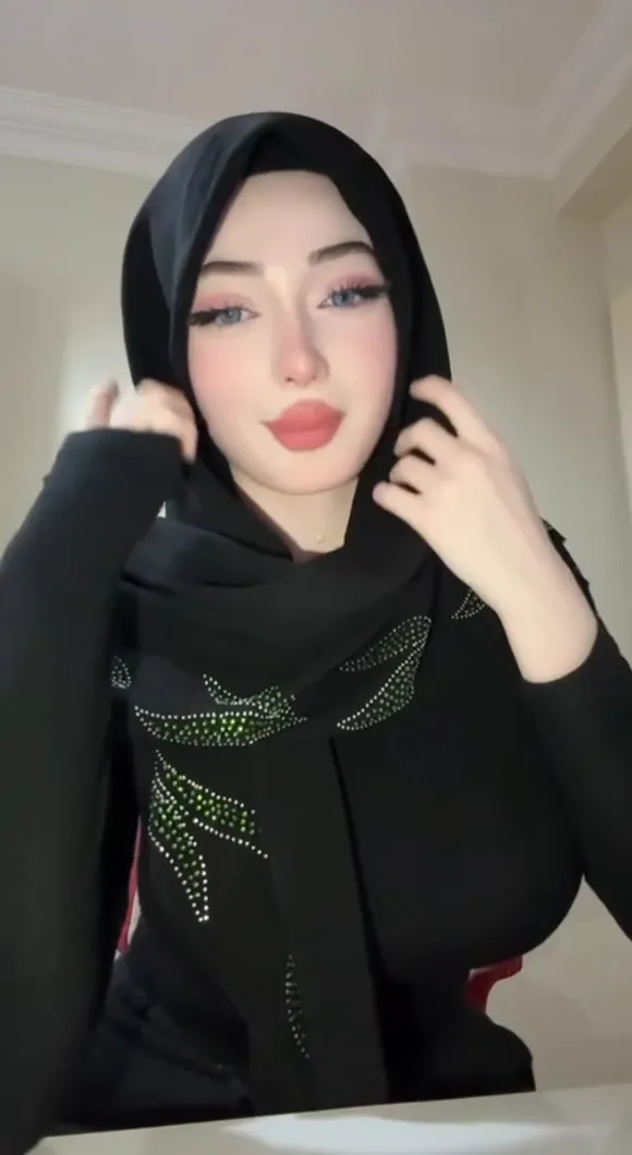 Zelal Black Hijab Pose OnlyFans Video Leaked