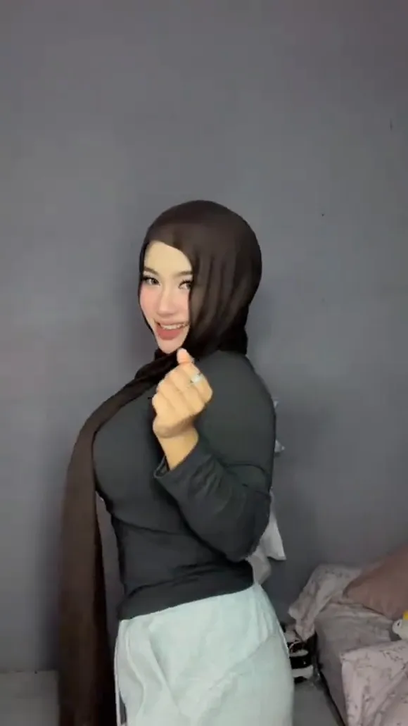 Zelal Hijab Pose With Smile OnlyFans Video Leaked