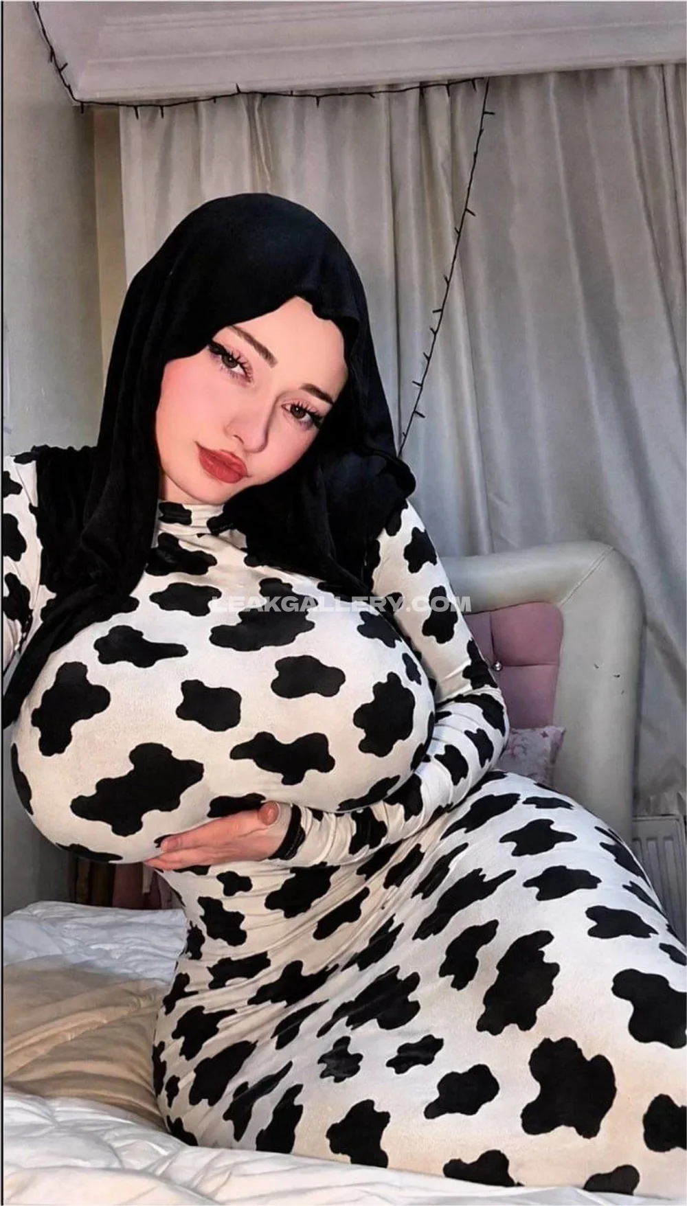 Zelal Cow Print Dress Pose OnlyFans Photo Leaked