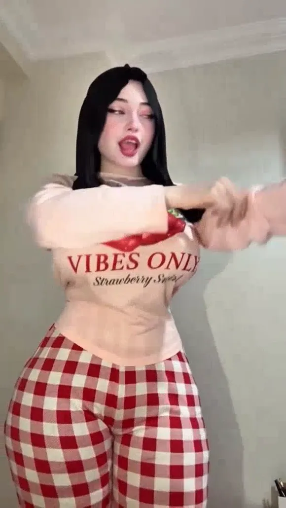 Zelal Topless Shirt Lift Tease OnlyFans Video Leaked
