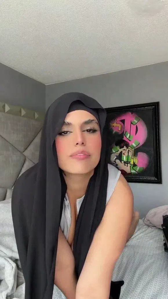 Zelal Black Headscarf Bed Pose OnlyFans Video Leaked