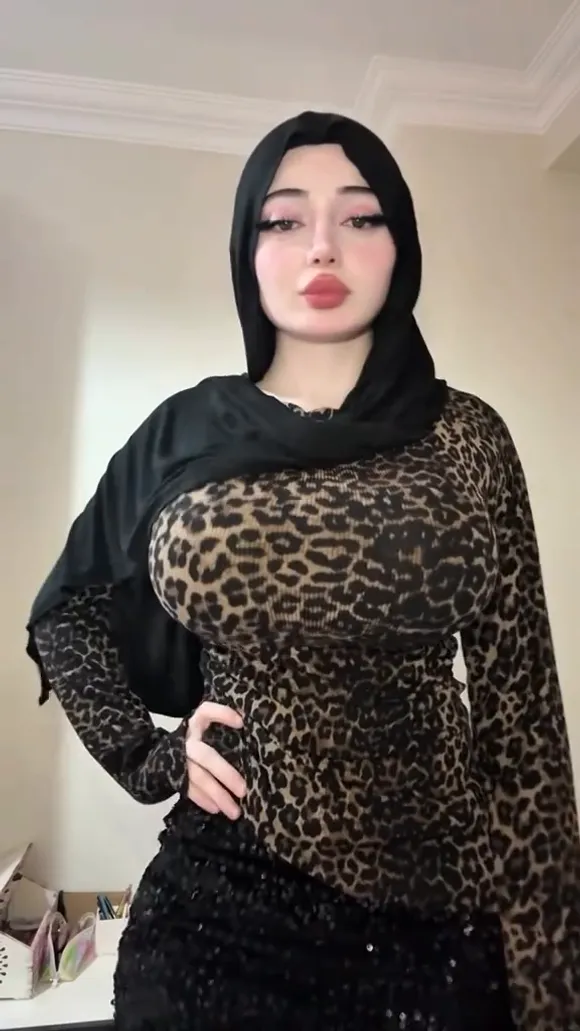 Zelal Leopard Print Top Pose OnlyFans Video Leaked