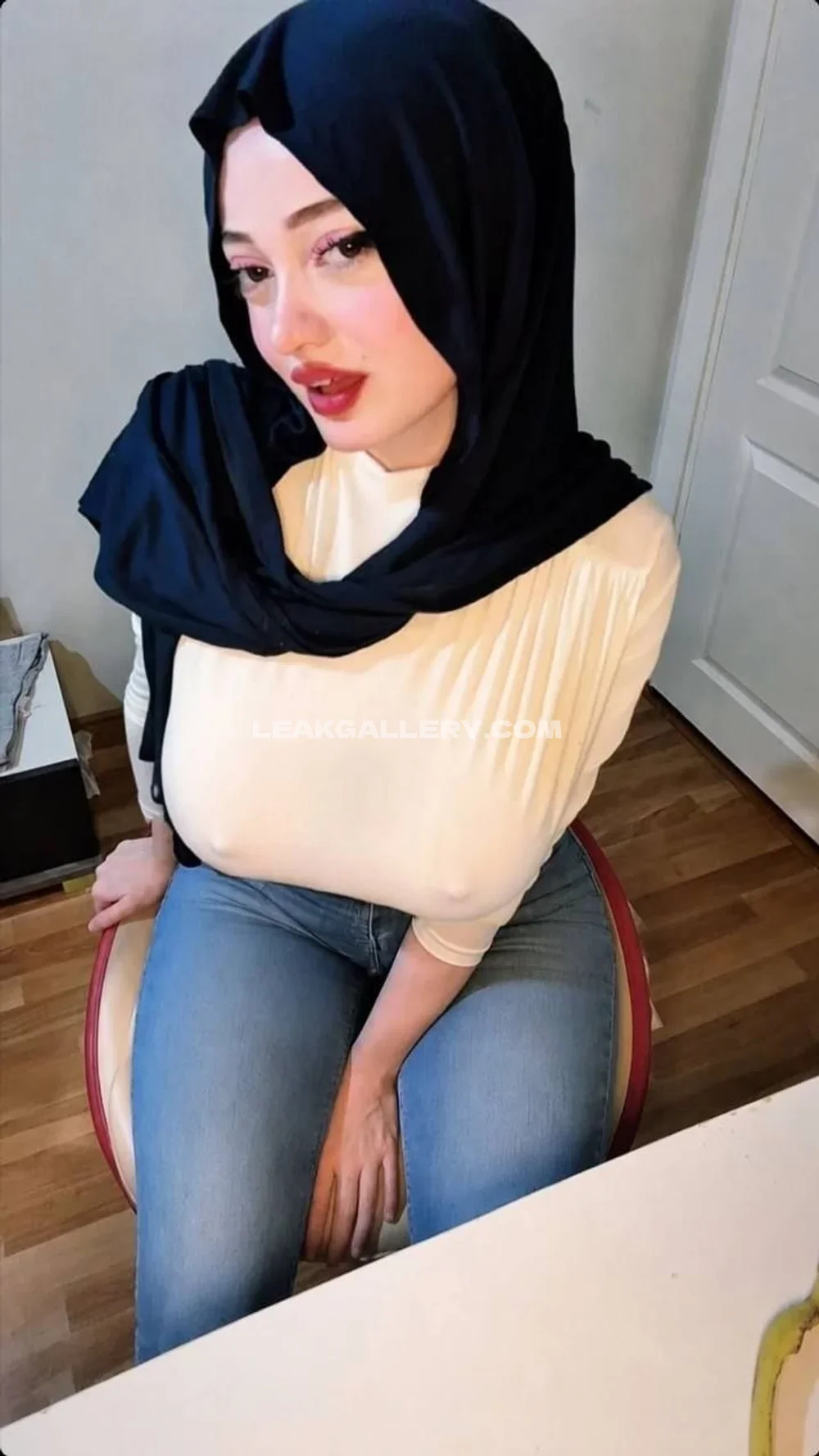 Zelal Naked Chest In Jeans OnlyFans Photo Leaked