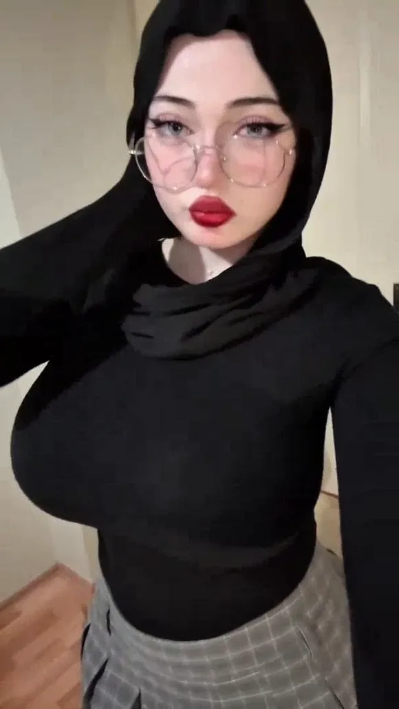 Zelal Glasses And Headscarf Selfie OnlyFans Video Leaked