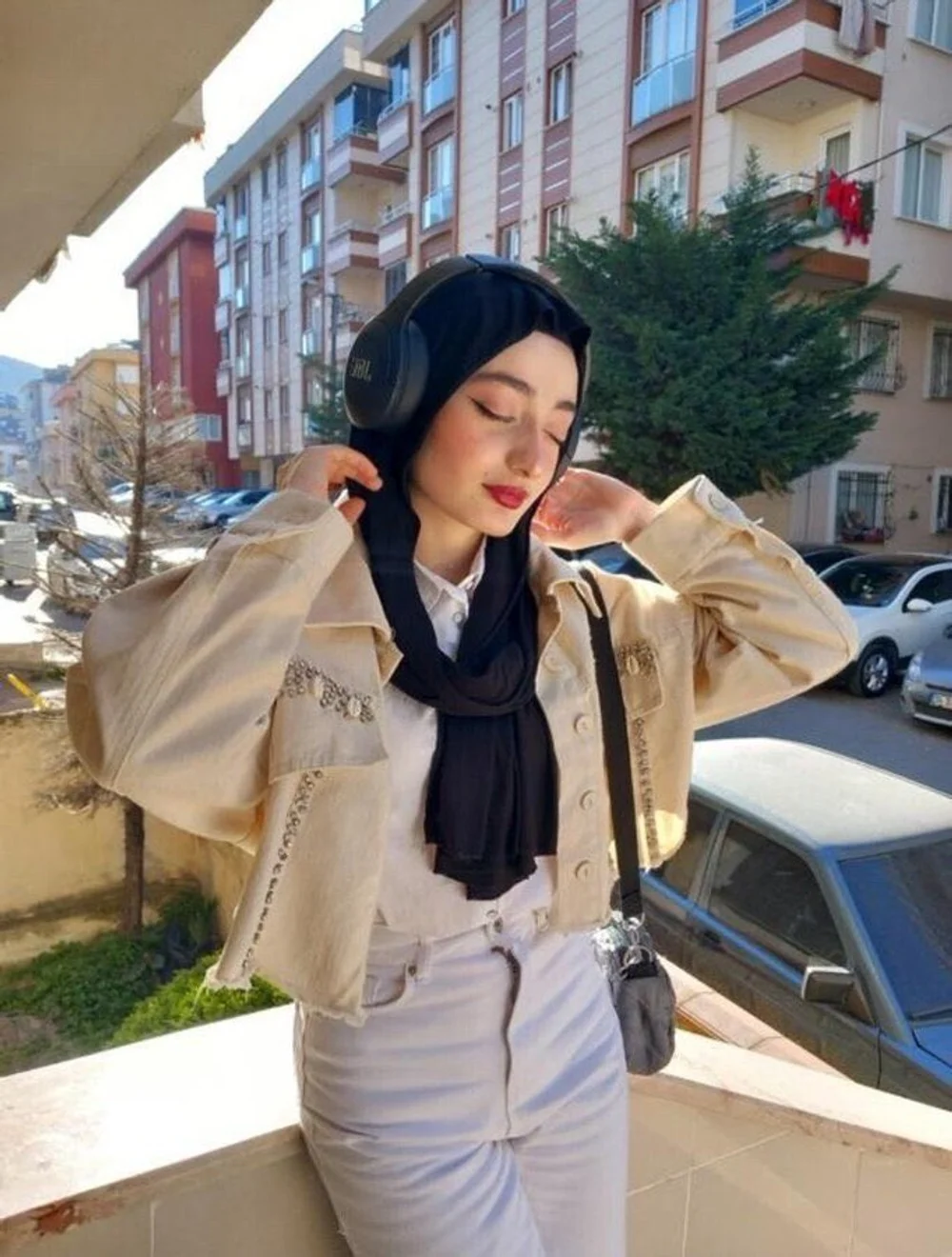 Zelal Headphones Outdoor Pose OnlyFans Photo Leaked