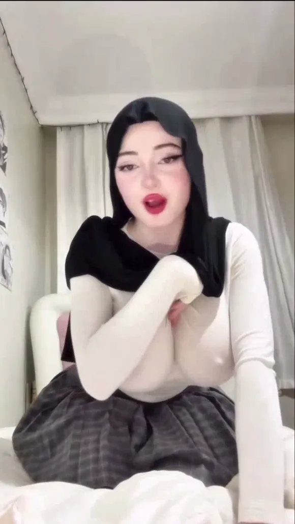 Zelal Hooded Top Tease OnlyFans Video Leaked