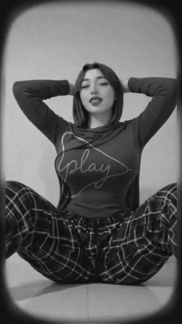 Zelal Hoodie And Plaid Pants Pose OnlyFans Video Leaked