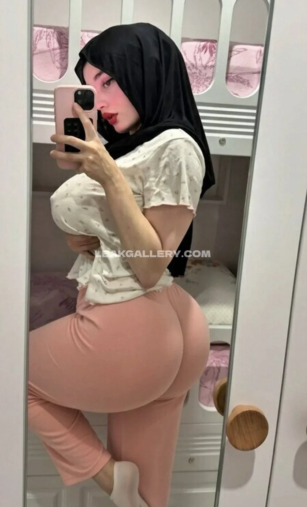 Zelal Mirror Selfie Ass Pose OnlyFans Photo Leaked