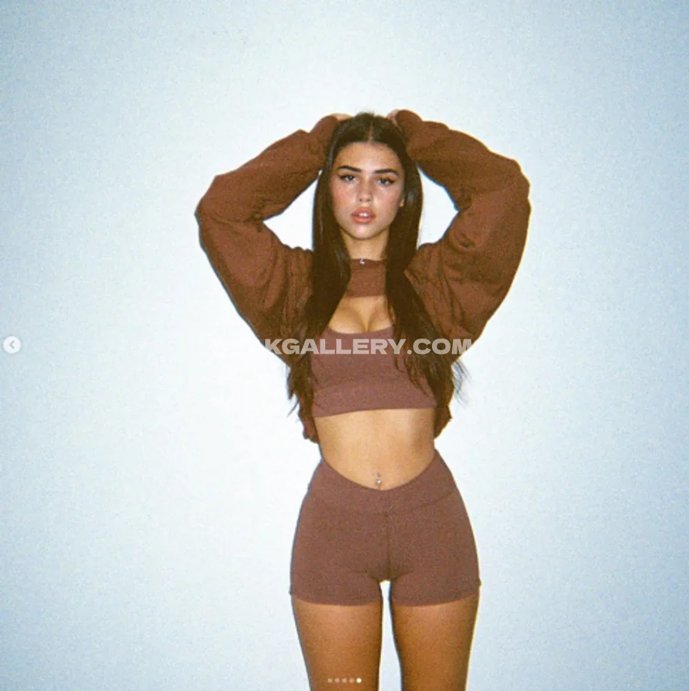 Leah_halton Midriff Baring Crop Top OnlyFans Photo Leaked