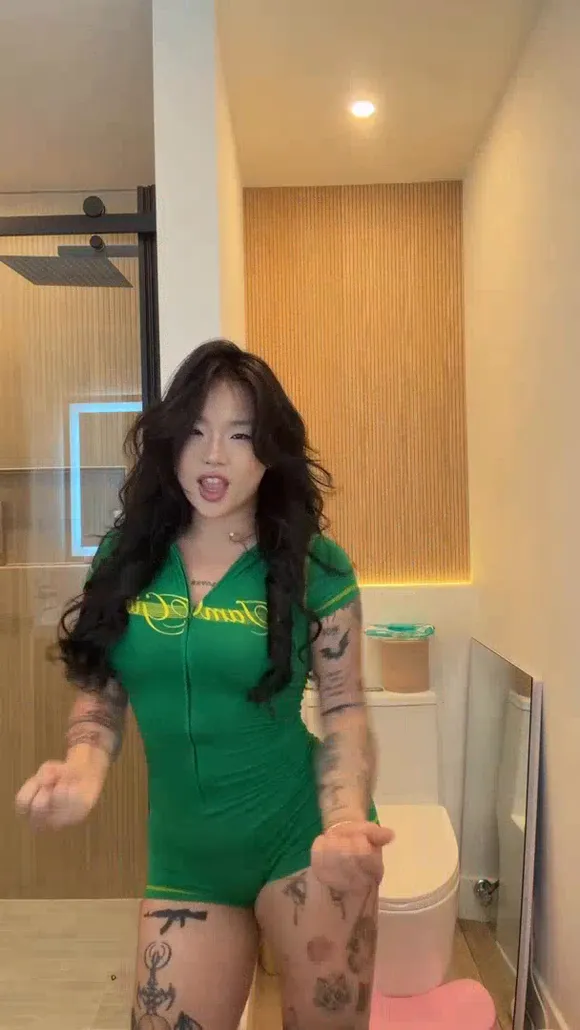 Lenerox Tattooed Green Bodysuit Tease OnlyFans Video Leaked