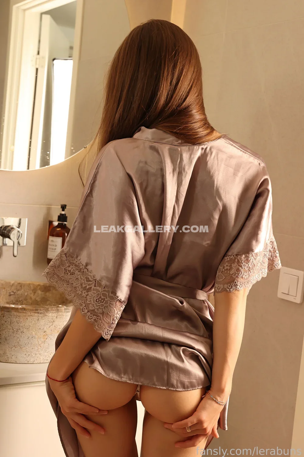 Lera_buns Silk Robe Ass Grab OnlyFans Photo Leaked