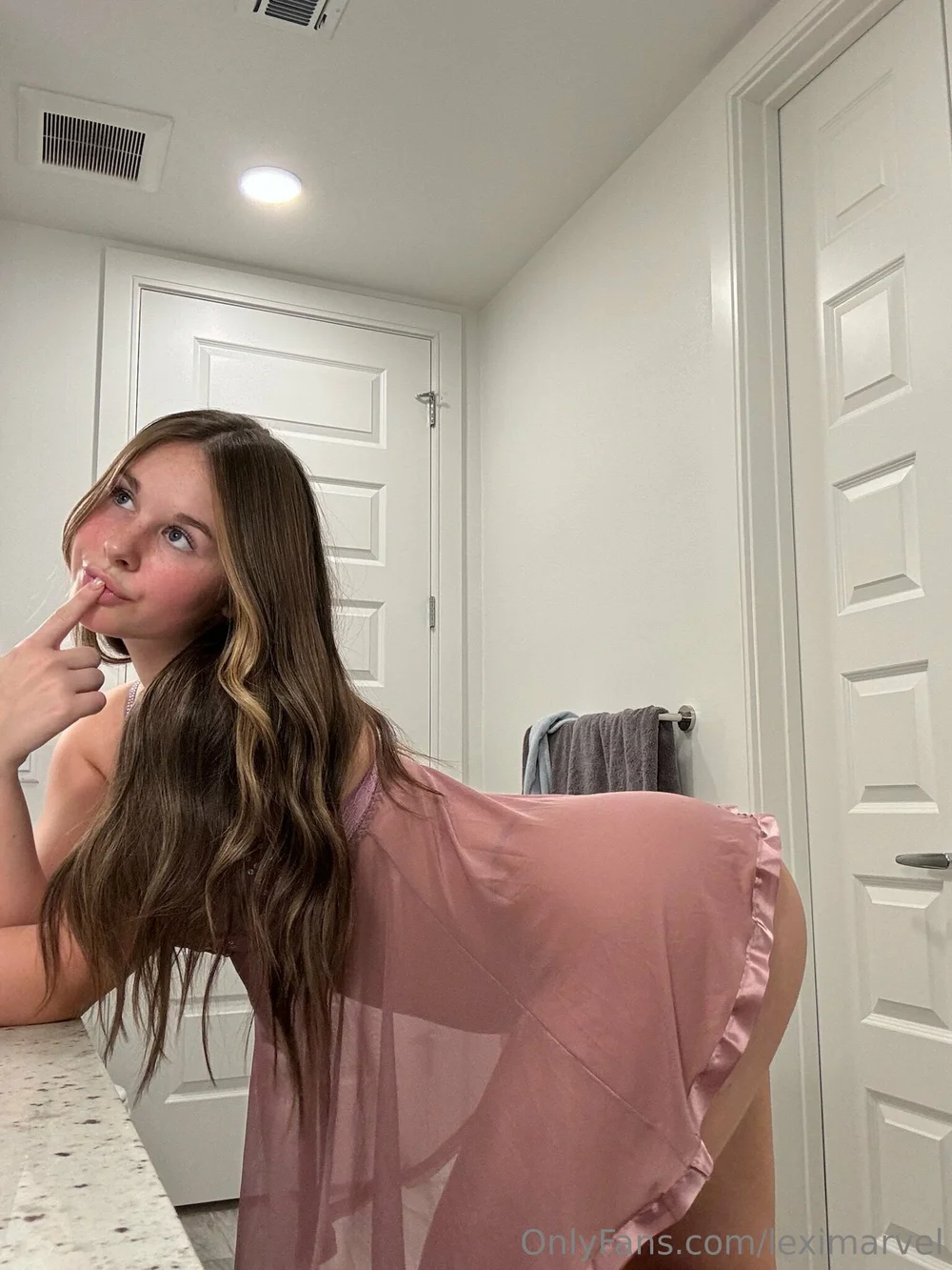 Leximarvel Sheer Robe Ass Pose OnlyFans Photo Leaked
