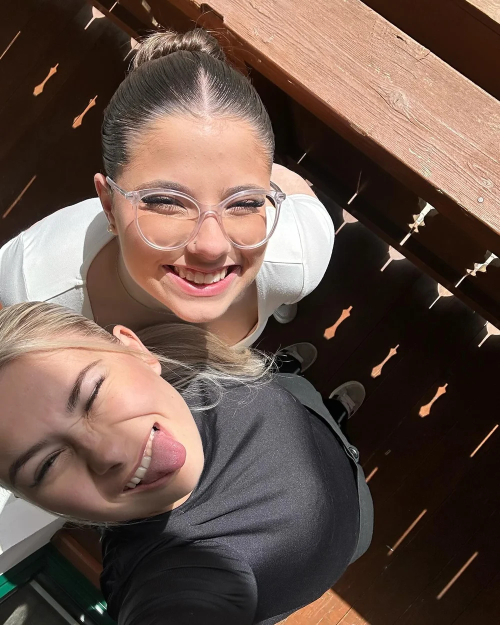 Lilou Secret Smiling Selfie With Glasses OnlyFans Photo Leaked