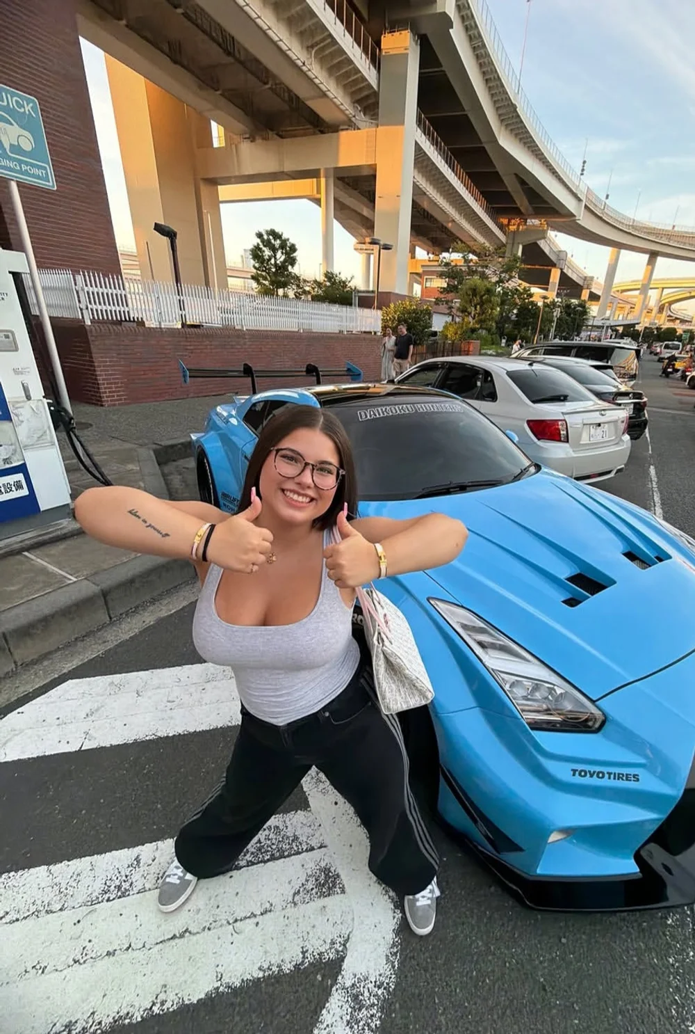 Lilou Secret Thumbs Up Pose Outdoors OnlyFans Photo Leaked