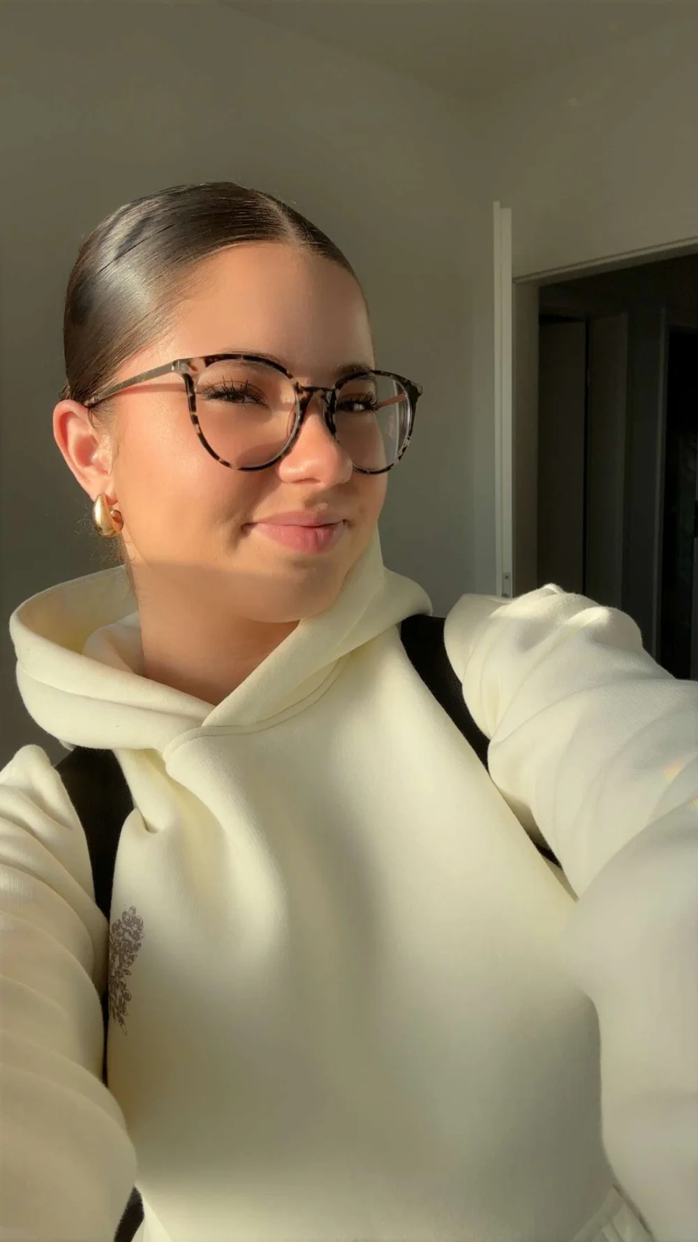 Lilou Secret Hoodie Selfie Smile OnlyFans Photo Leaked