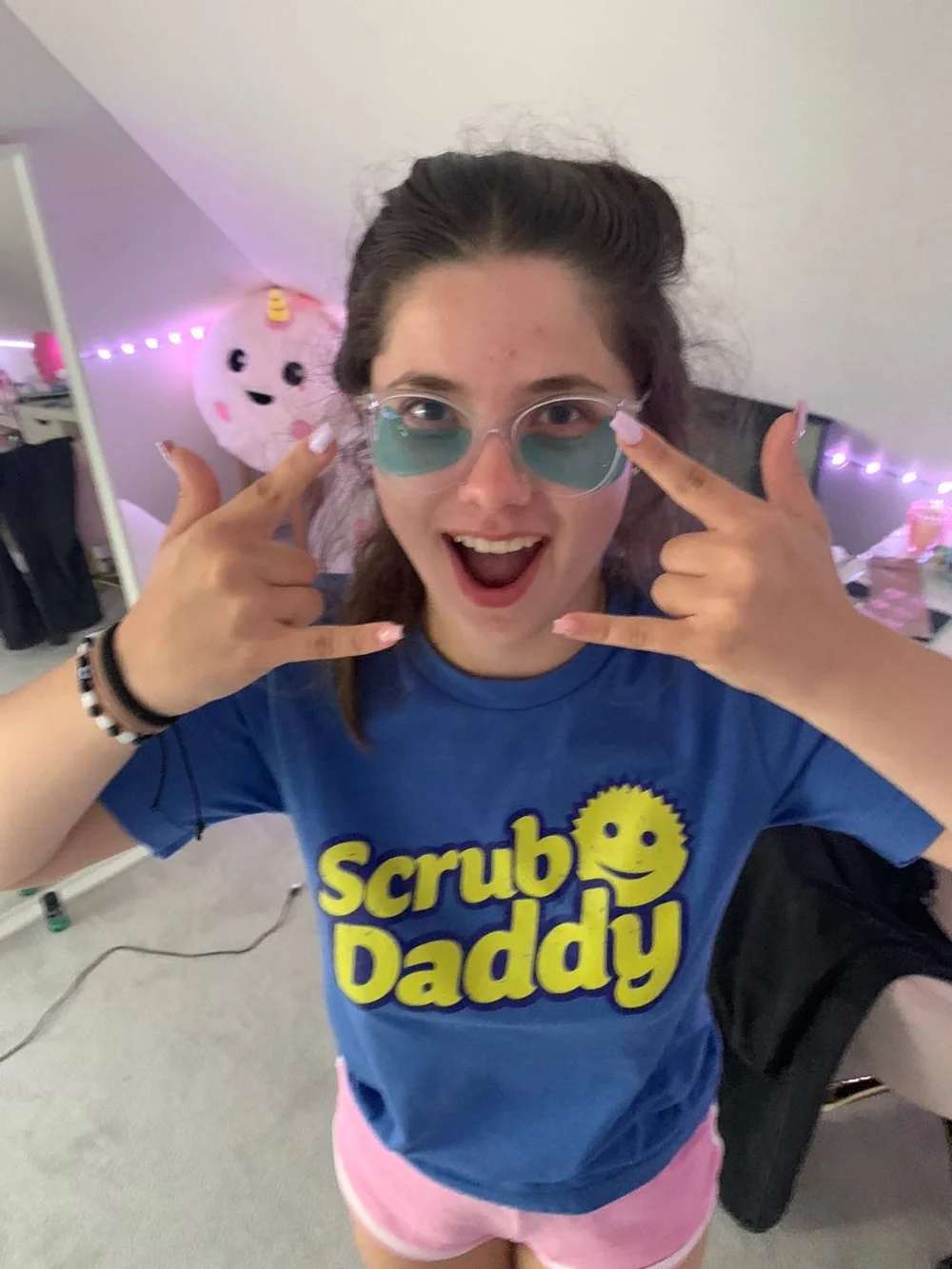 Lilou Secret Glasses And T-Shirt Pose OnlyFans Photo Leaked