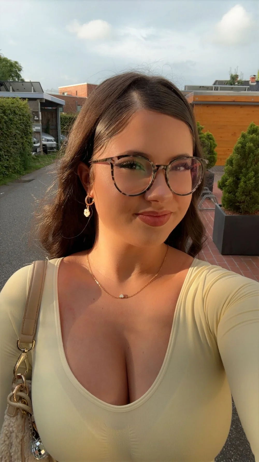 Lilou Secret Deep V Neck Bodysuit Selfie OnlyFans Photo Leaked