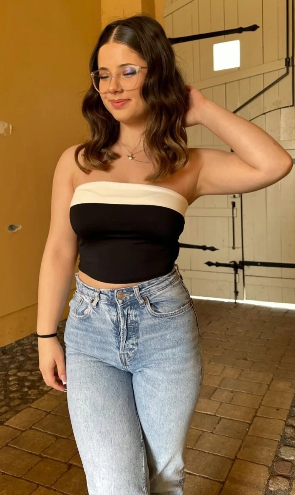 Lilou Secret Strapless Top And Jeans OnlyFans Photo Leaked