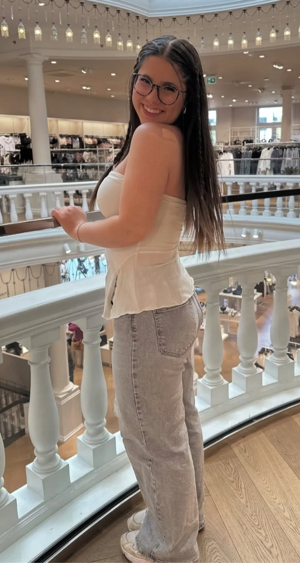 Lilou Secret Smiling Back View Pose OnlyFans Photo Leaked