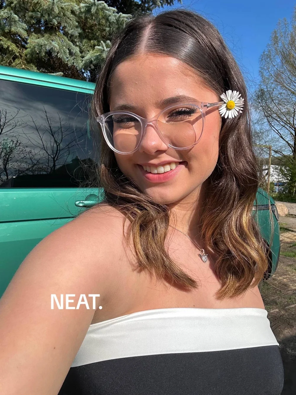 Lilou Secret Strapless Top Outdoor Smile OnlyFans Photo Leaked
