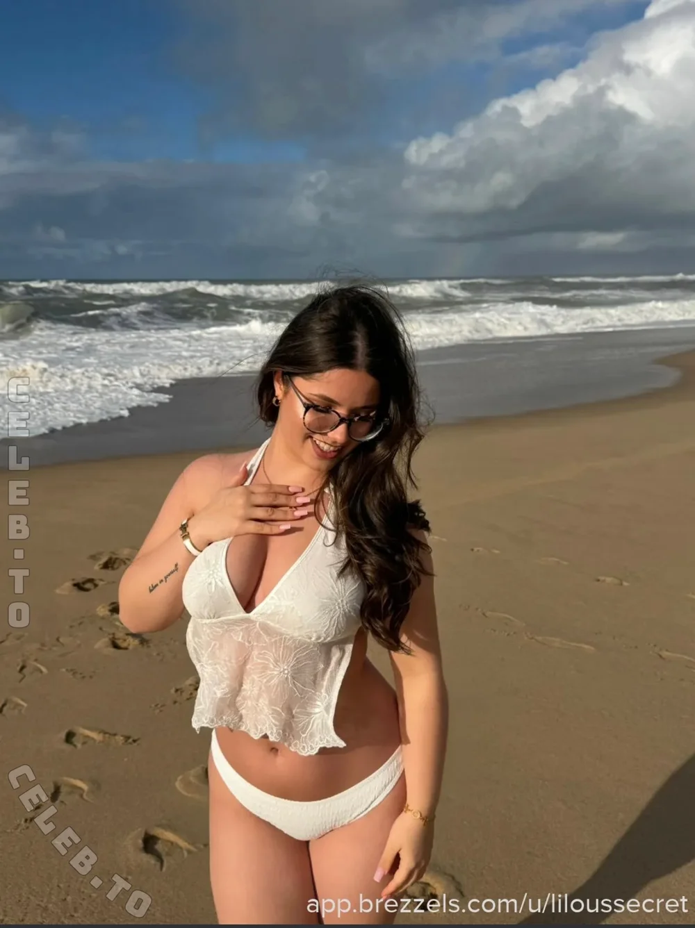 Lilou Secret Beach Bikini Pose OnlyFans Photo Leaked