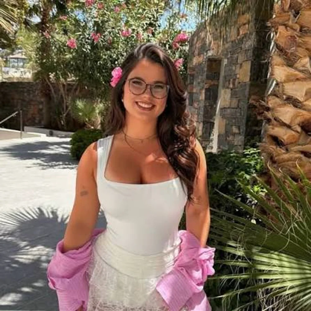 Lilou Secret White Top Outdoor Pose OnlyFans Photo Leaked