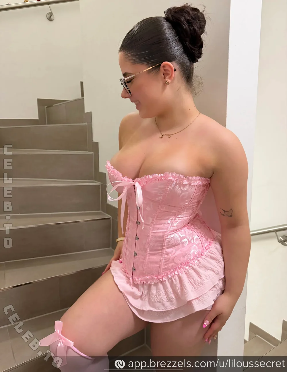 Lilou Secret Pink Corset Side Pose OnlyFans Photo Leaked