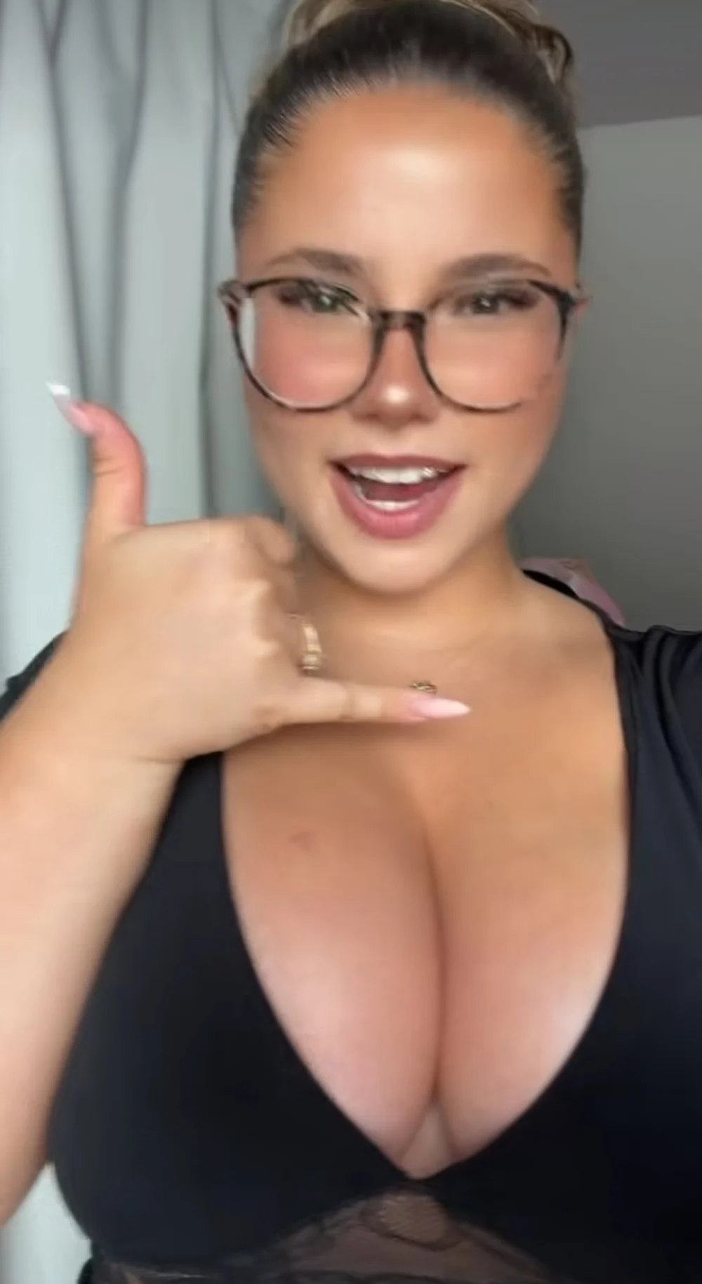 Lilou Secret Deep V Neck Pose OnlyFans Photo Leaked