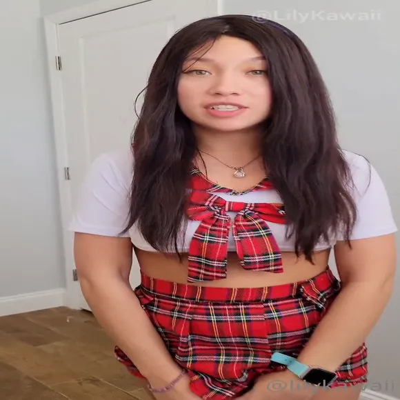 Lilykawaii Plaid Crop Top Pose OnlyFans Video Leaked