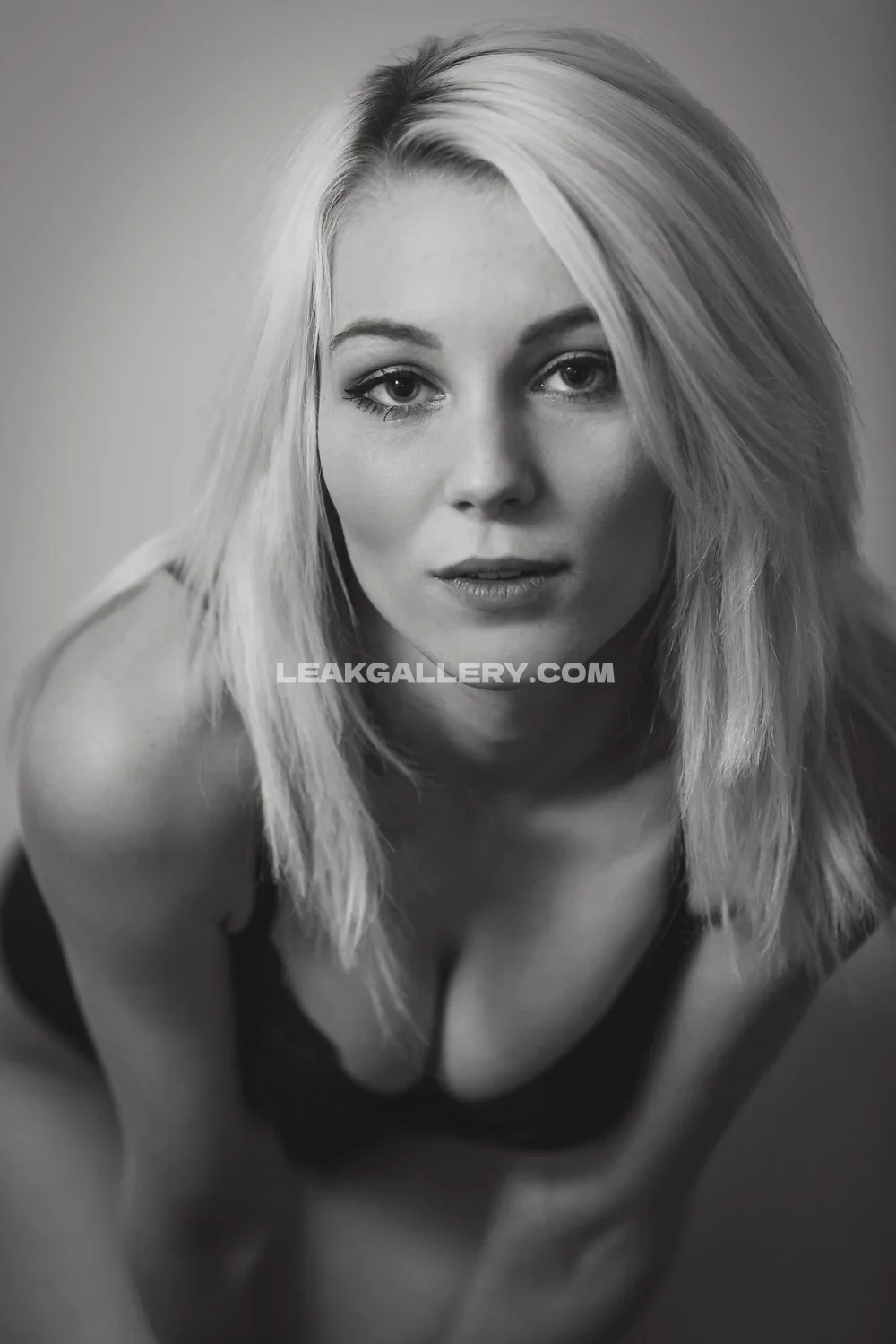Lisapeachy Blonde Hair Bra Pose OnlyFans Photo Leaked