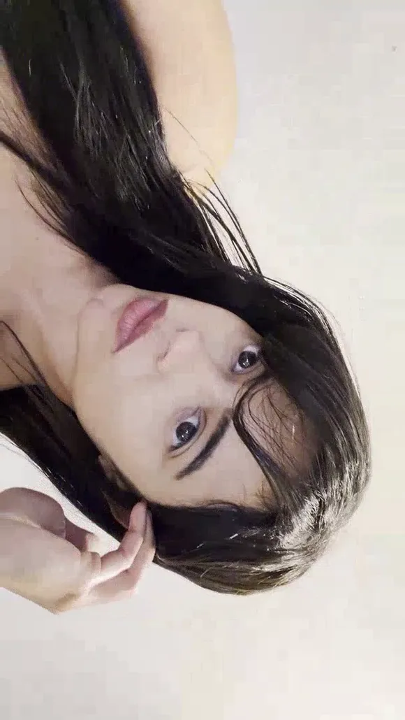 Livvy Cherry Close Up Face Pose OnlyFans Video Leaked