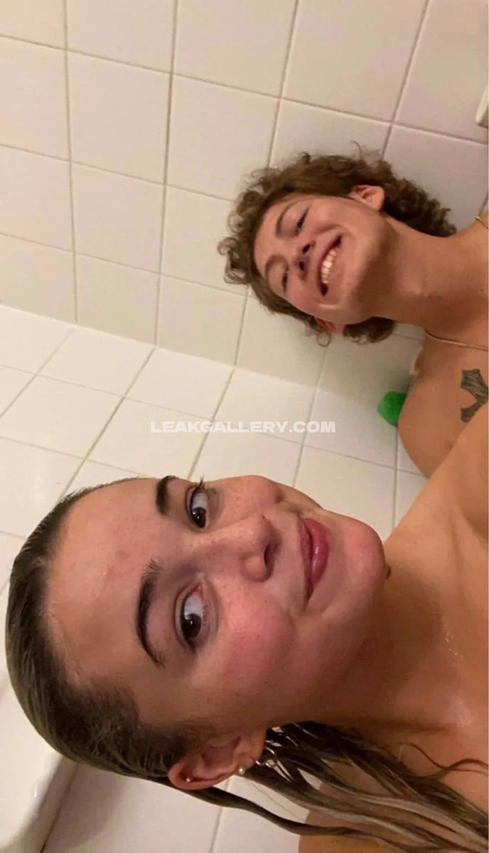 Livvydunne Bare Shoulders In Bathtub OnlyFans Photo Leaked