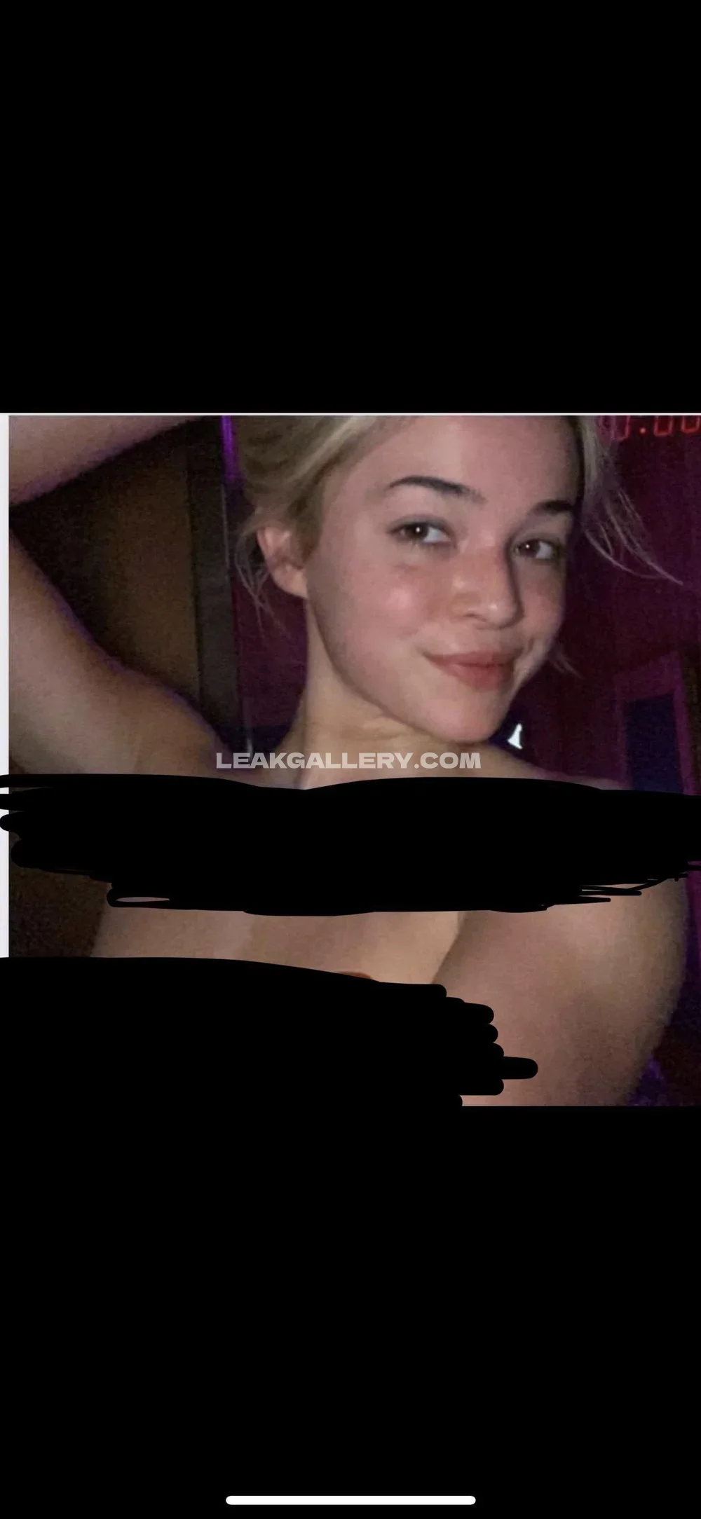 Livvydunne Topless Selfie Pose OnlyFans Photo Leaked