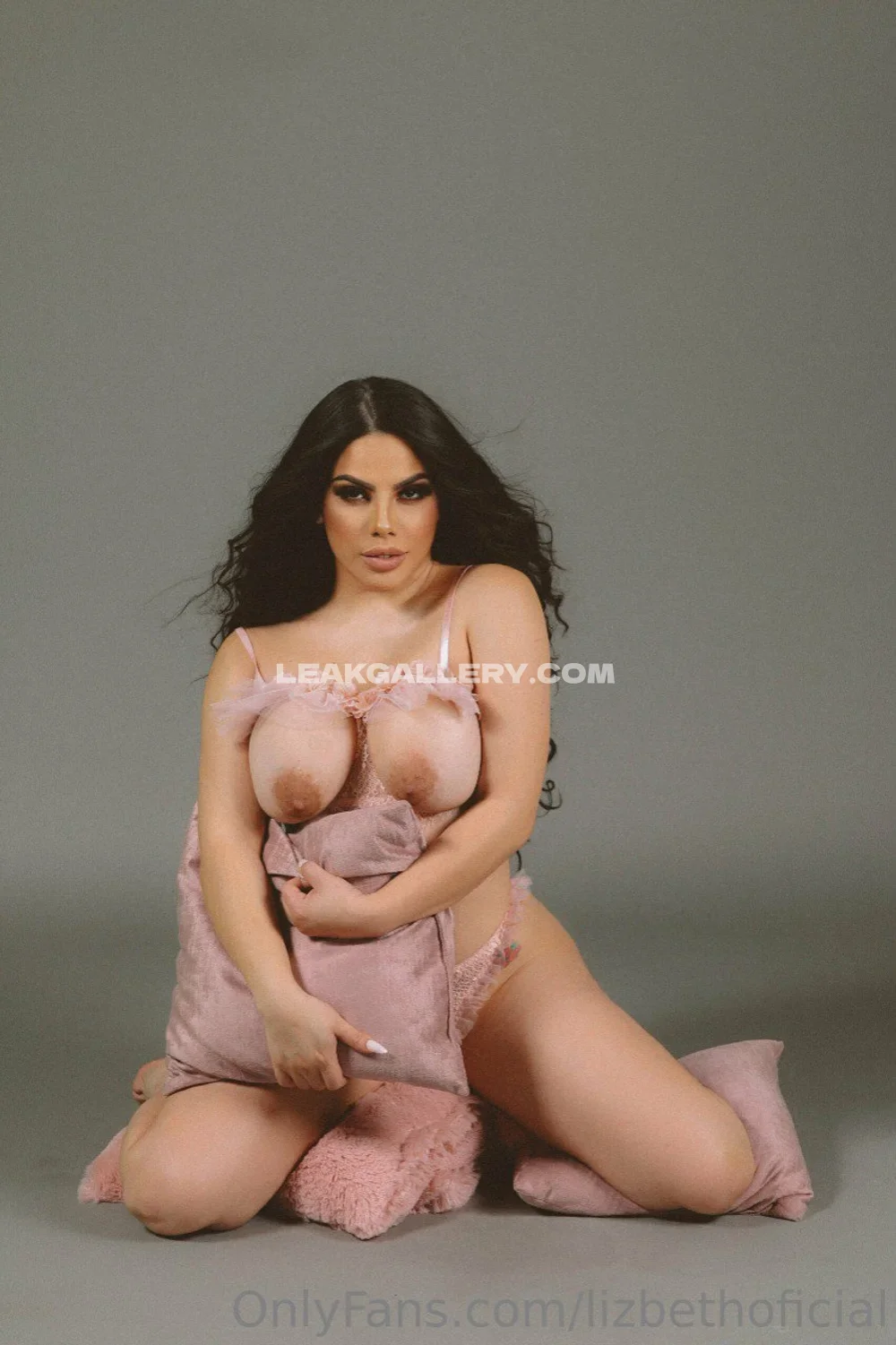 Lizbethrodriguezoficial Pink Lingerie Kneeling Pose OnlyFans Photo Leaked