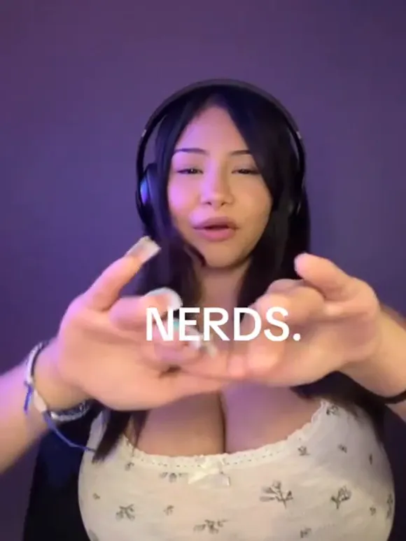 Loloriley_ Headphones And Hand Gesture OnlyFans Video Leaked