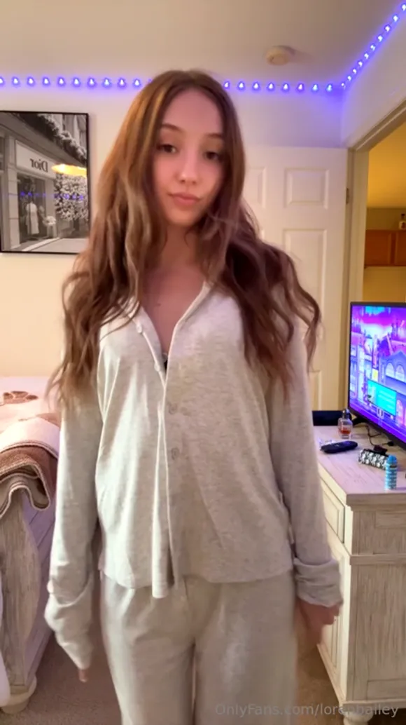 Lorenbailey Buttoned Shirt Tease OnlyFans Video Leaked