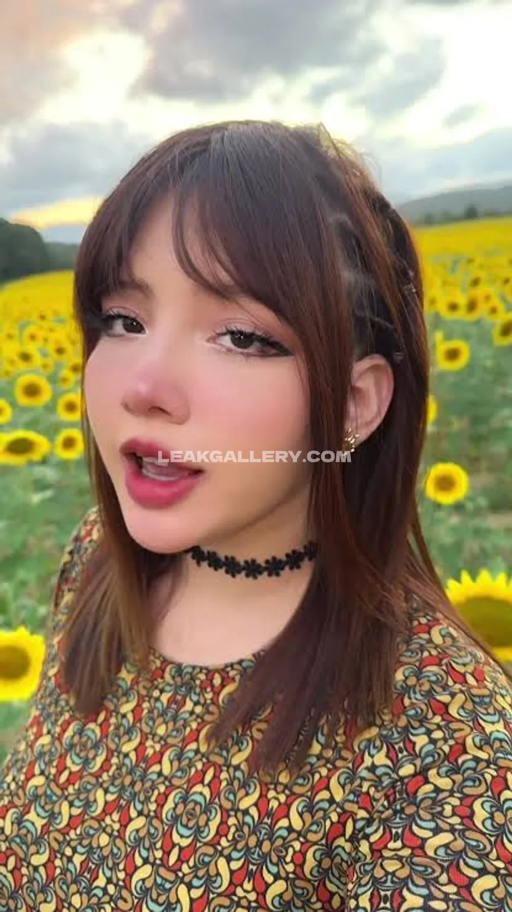 Lovingeli1 Floral Top Outdoor Pose OnlyFans Photo Leaked