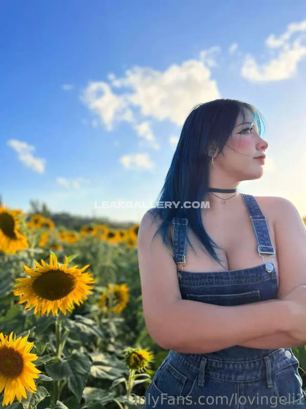Lovingeli1 Denim Overalls Sunflower Field OnlyFans Photo Leaked