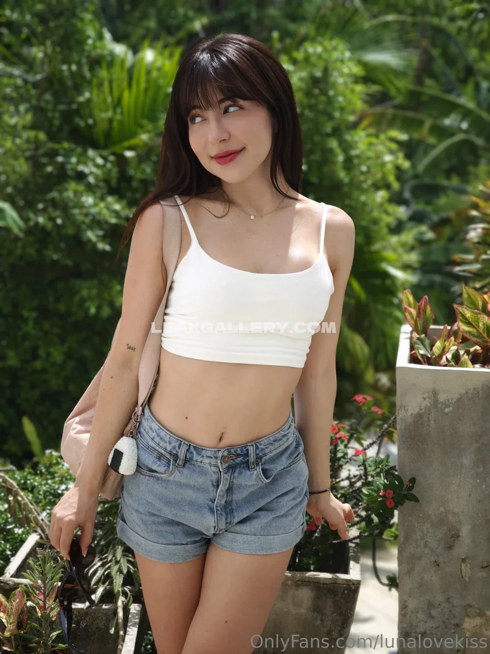 Lunalovekiss White Crop Top Outdoor OnlyFans Photo Leaked
