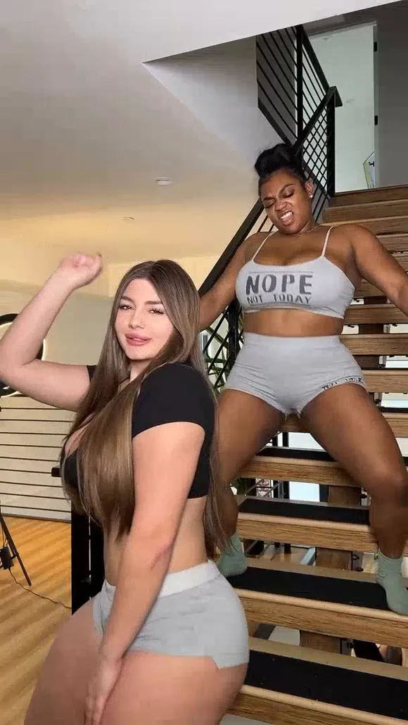 Lylalush Curvy Ass Pose On Stairs OnlyFans Video Leaked
