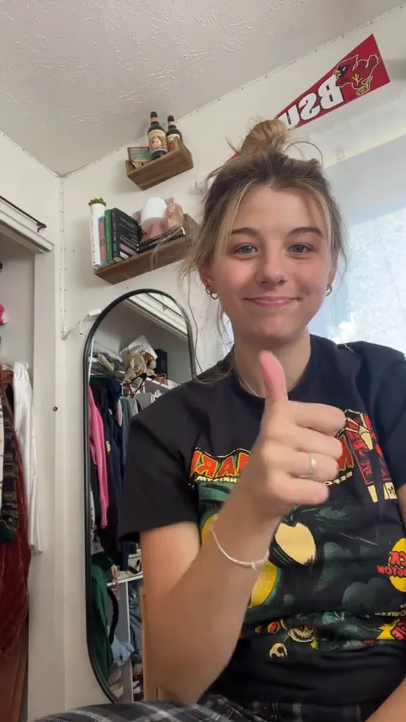 Lynntoria Thumbs Up In T-Shirt OnlyFans Video Leaked
