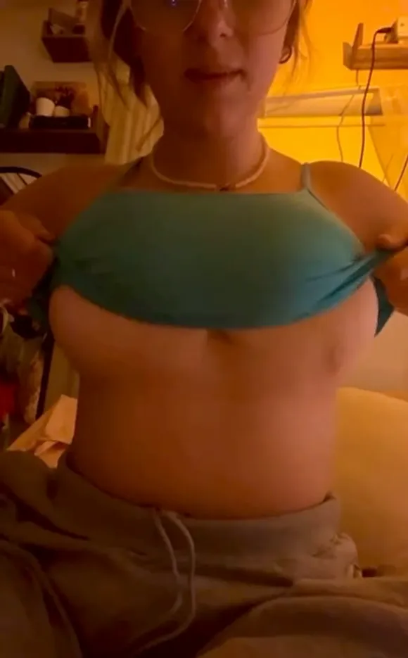 Lynntoria Topless Bra Lift Tease OnlyFans Video Leaked