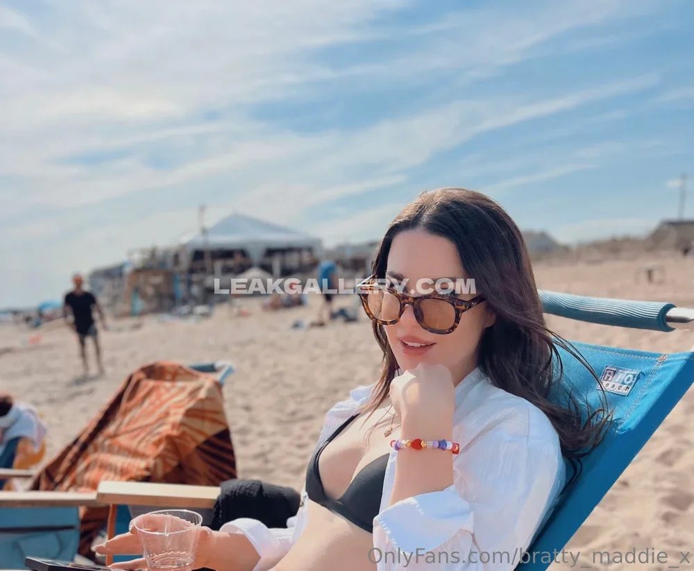 Maddiewrenx Beach Bikini Pose OnlyFans Photo Leaked