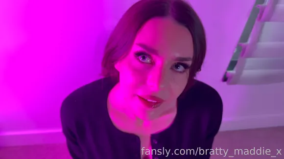 Maddiewrenx Pink Lit Face Closeup OnlyFans Video Leaked