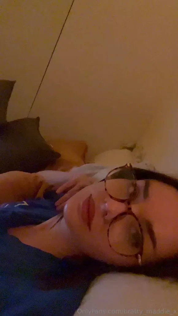 Maddiewrenx Glasses Bed Selfie OnlyFans Video Leaked