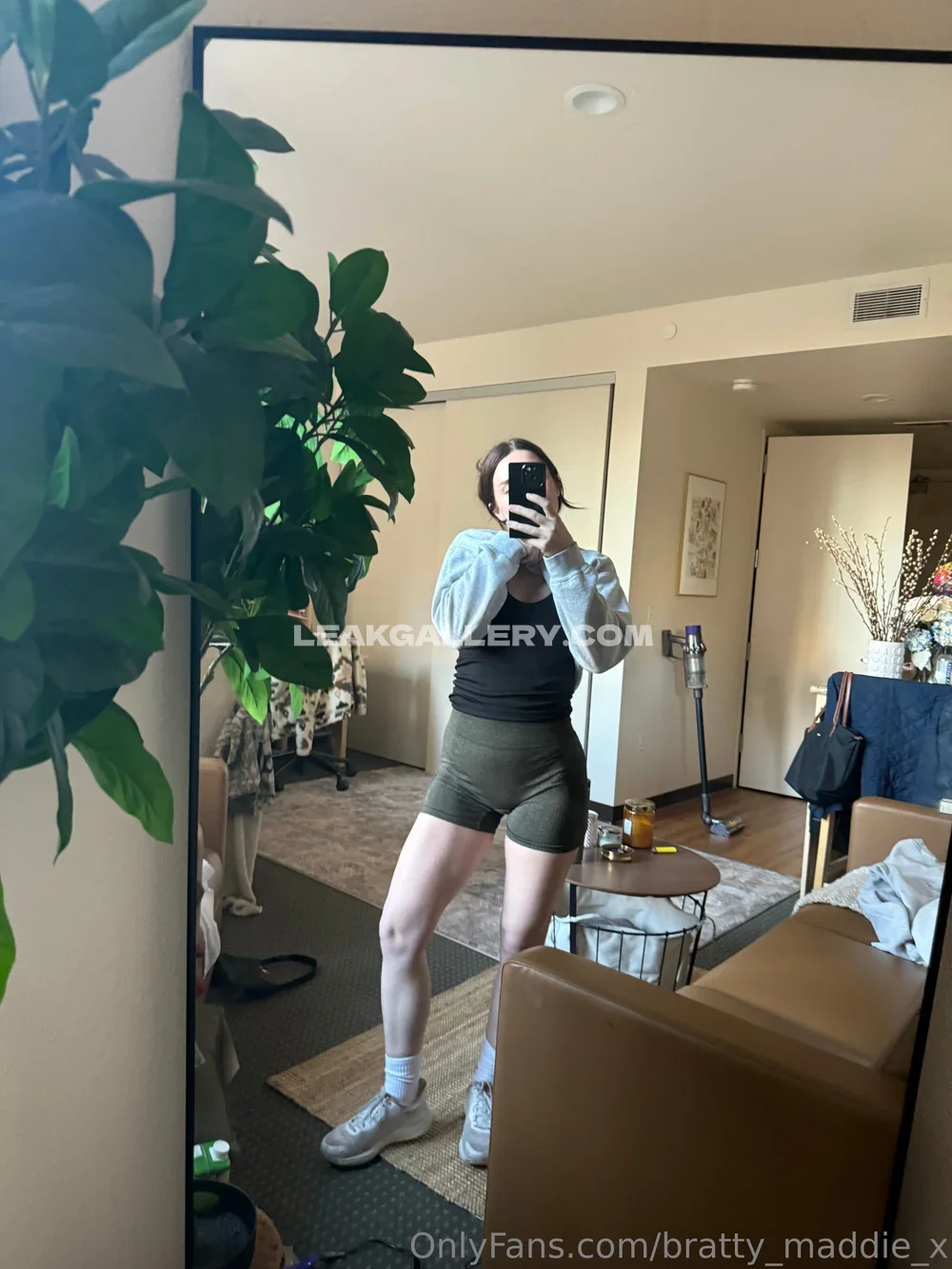 Maddiewrenx Mirror Selfie In Shorts OnlyFans Photo Leaked