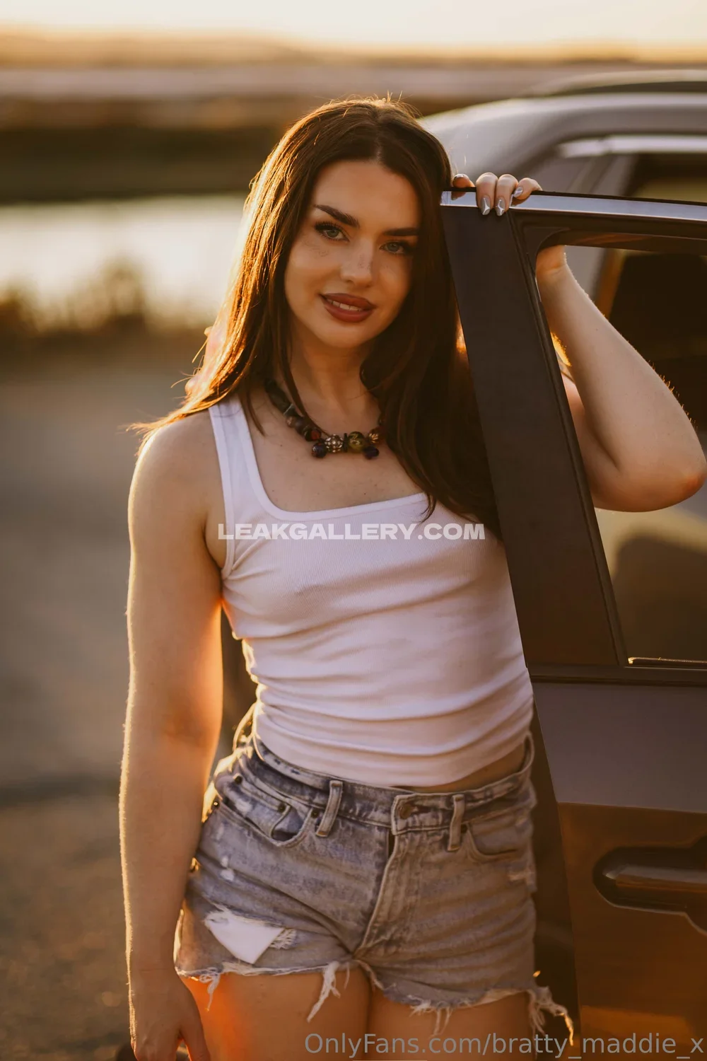 Maddiewrenx White Tank Top Pose OnlyFans Photo Leaked